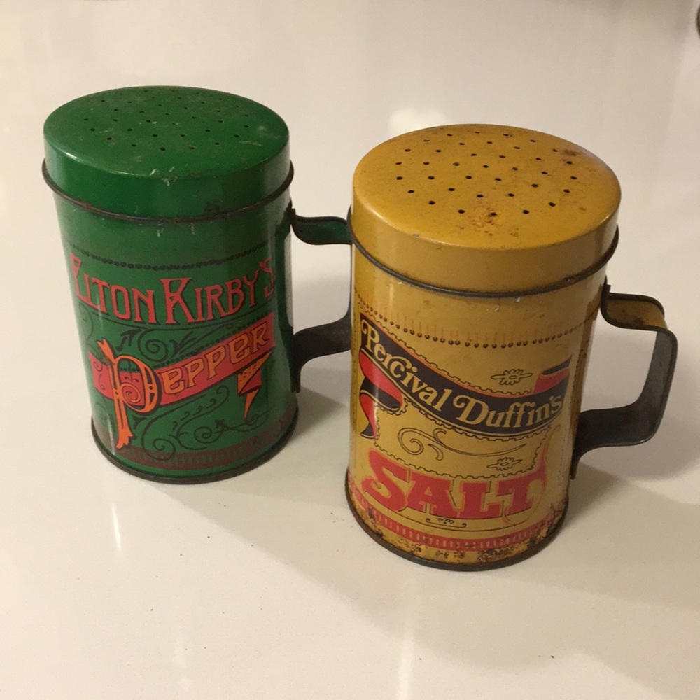 💙 Vintage Style Salt n Pepper Shakers